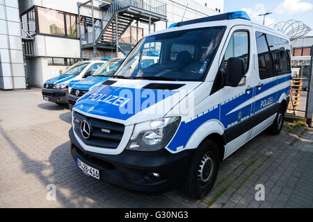 BERLIN / Deutschland - 4. Juni 2016: Deutsche Polizeiautos steht am Flughafen Schönefeld / Berlin, Deutschland am 4. Juni 2016. Stockfoto