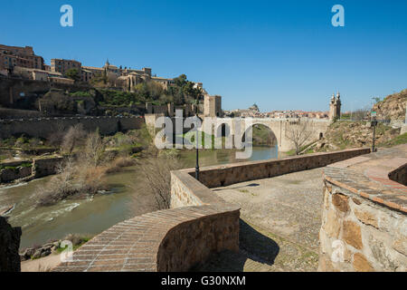 Blick in Richtung Alcántara Brücke am Fluss Tejo in Toledo. Stockfoto