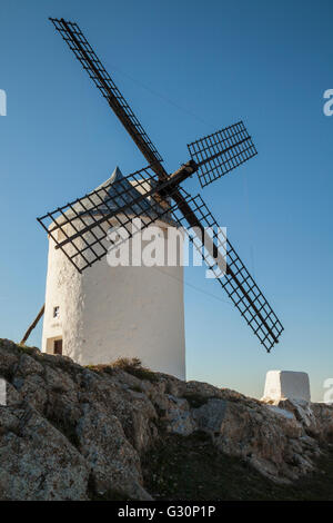 Traditionelle weiße spanische Windmühle in Conquegra. Stockfoto