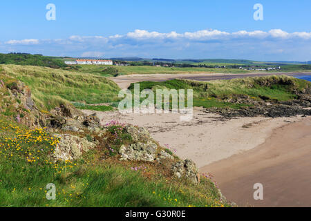 Bucht in Turnberry am Rande des Trump Turnberry Golf Course zeigt das Trump Hotel in der Ferne, Ayrshire, Schottland Stockfoto