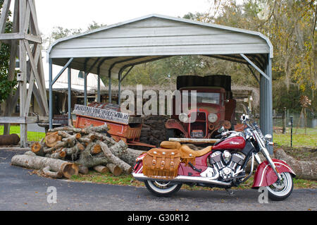Ein spätes Modell Indian Chief Vintage Motorrad vor einem rustikalen Hintergrund geparkt. Stockfoto