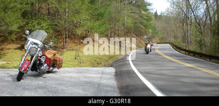 Ein spätes Modell parkten Indianerhäuptling Vintage Motorrad auf NC-Bundesstraße 28 zwischen Hochland und Franklin, North Carolina, USA. Stockfoto