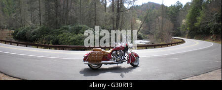 Ein spätes Modell parkten Indianerhäuptling Vintage Motorrad auf NC-Bundesstraße 28 zwischen Hochland und Franklin, North Carolina, USA. Stockfoto