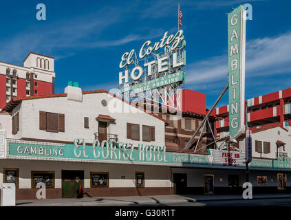El Cortez Hotel + Casino an der East Fremont Street im alten Las Vegas, Nevada; Las Vegas Wahrzeichen w / Vintage Leuchtreklamen wiederhergestellt. Stockfoto