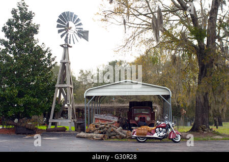 Ein spätes Modell Indian Chief Vintage Motorrad vor einem rustikalen Hintergrund geparkt. Stockfoto