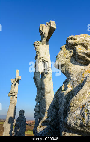 Kalvarienberg bei pillersdorfsche: Mary Magdalene, Jesu Kreuz und ein Dieb, Österreich, Niederösterreich, Niederösterreich, Weinviertel, Zelle Stockfoto