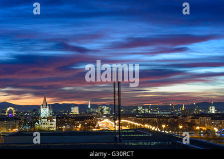 Innenstadt mit einem Riesenrad, Kirche Franz von Assisi, St.-Stephans Basilika, Reichsbrücke (von links nach rechts), Österreich, Stockfoto