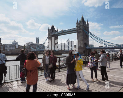 Großbritannien, England, London. chinesische Touristen unter selfies und Bilder der Tower Bridge Stockfoto