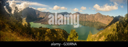 Mt Rinjani von der westlichen Seite des Kraters Stockfoto