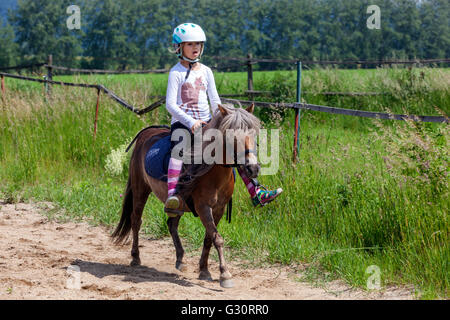 Reiten Junges Kind Reiten Pferd, Mädchen mit Pony, Kind auf Pony Stockfoto