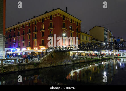 Kanal Naviglio Grande im Viertel Navigli, Restaurants am Abend, Italien, Lombardei, Lombardei, Mailand, Mailand Stockfoto