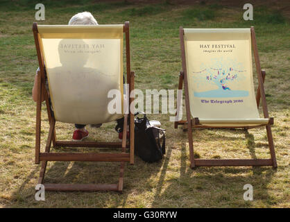 Hay-on-Wye, Wales, UK. Besucher genießen das feine Sommerwetter auf dem 2016 Hay Festival der Literatur & der Künste Stockfoto