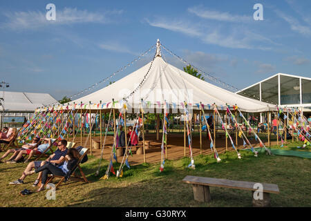 Hay-on-Wye, Wales, UK. Besucher genießen das feine Sommerwetter auf dem 2016 Hay Festival der Literatur & der Künste Stockfoto