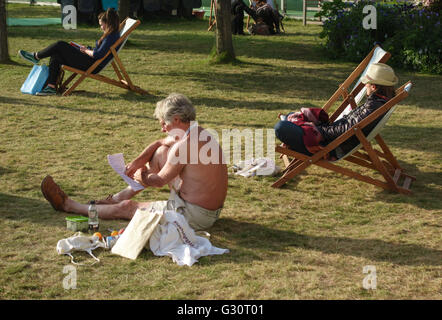 Hay-on-Wye, Wales, UK. Besucher genießen das feine Sommerwetter auf dem 2016 Hay Festival der Literatur & der Künste Stockfoto