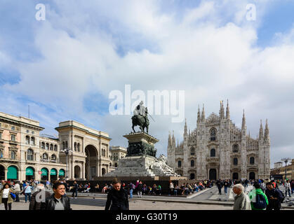 Piazza del Duomo mit Triumphbogen am Eingang der Galleria Vittorio Emanuele II, Dom Mailand Stockfoto