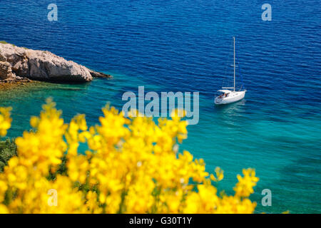 Verankerte Segelboot nahe Strand in Insel Krk Stockfoto