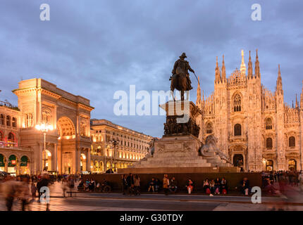 Piazza del Duomo mit Triumphbogen am Eingang der Galleria Vittorio Emanuele II, die Kathedrale und die Reiterstatue von V Stockfoto