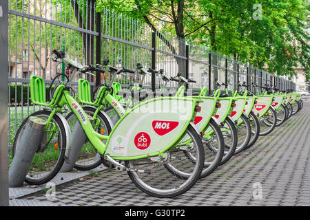 Budapester Fahrrad, Fahrräder, die zum Budapester Stadtradprogramm gehören, parkten zusammen an einer Mietstation im ungarischen Stadtteil Terezvaros. Stockfoto