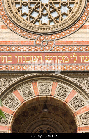 Jüdische Architektur, Detail der Dohany Utca Synagoge, auch bekannt als die große Synagoge, im jüdischen Viertel von Budapest, Ungarn. Stockfoto