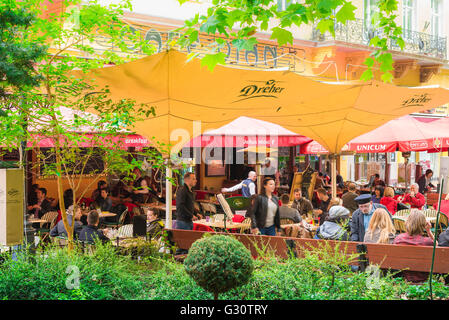 Budapester Café-Bar, Blick im Sommer auf ein Straßencafé in der Nähe von Franz von Franz von Franz von Franz von Franz von Franz von Franz von Franz von Franz von Franz von der Stadt, einem Platz im Budapester Stadtteil Terezvaros. Stockfoto