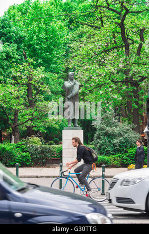 Budapester Verkehr, Blick im Sommer auf eine Statue des ungarischen Dichters Endre Ady in Andrassy ut, einer befahrenen Straße im Stadtteil Terezvaros von Budapest. Stockfoto