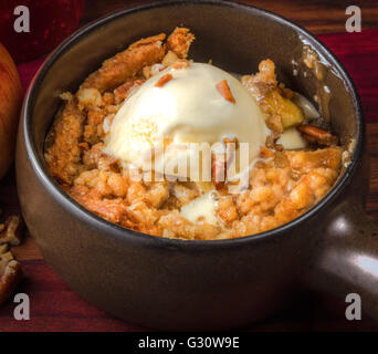 Apple Crisp A La Mode. Frischen heißen Apfel knackig mit einer Kugel Eis und hausgemachte Karamell-Sauce. Stockfoto