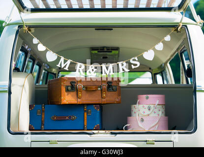 Vintage Hochzeit VW Campervan mit Herrn und Frau Dekoration und Gepäck im Heck bei einer Vw-Show. Oxfordshire, England Stockfoto