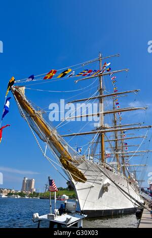 Ein schönes Schiff geparkt in Baltimore inner harbor Stockfoto