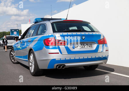 BERLIN / Deutschland - 3. Juni 2016: Deutsche Polizeiauto steht auf einem Gebäude in Berlin / Deutschland am 3. Mai 2016. Stockfoto