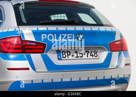 BERLIN / Deutschland - 3. Juni 2016: Deutsche Polizeiauto steht auf einem Gebäude in Berlin / Deutschland am 3. Mai 2016. Stockfoto