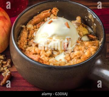 Frisch gebackener Apfel knackig ein la mode mit einer Walnuss-Topping. Ein leckeres saisonales Dessert. Stockfoto