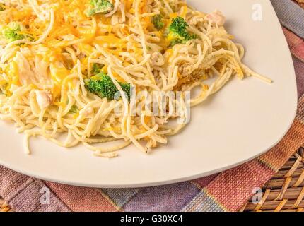 Leckere Hähnchen Alfredo. Teller mit frischen Huhn Alfredo mit Brokkoli und Käse auf einem weißen Teller. Stockfoto