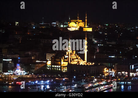 Istambul, Türkei - Februar 2015: Blick auf den Bosporus vom Galata-Turm in der Nacht. Stockfoto