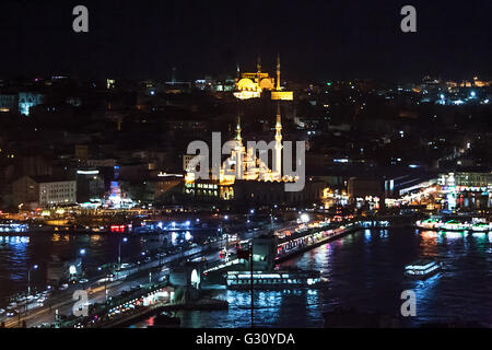 Istambul, Türkei - Februar 2015: Blick auf den Bosporus vom Galata-Turm in der Nacht. Stockfoto