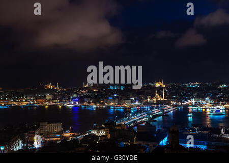 Istambul, Türkei - Februar 2015: Blick auf den Bosporus vom Galata-Turm in der Nacht. Stockfoto