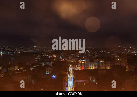 Istambul, Türkei - Februar 2015: Blick auf den Bosporus vom Galata-Turm in der Nacht. Stockfoto
