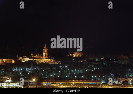 Istambul, Türkei - Februar 2015: Blick auf den Bosporus vom Galata-Turm in der Nacht. Stockfoto