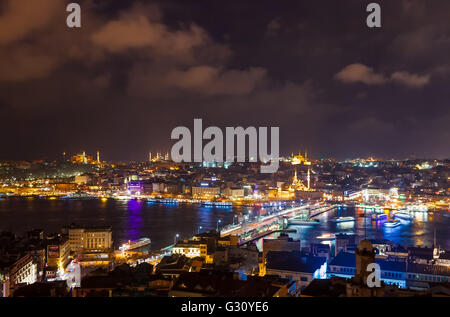 Istambul, Türkei - Februar 2015: Blick auf den Bosporus vom Galata-Turm in der Nacht. Stockfoto