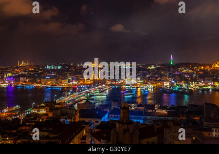 Istambul, Türkei - Februar 2015: Blick auf den Bosporus vom Galata-Turm in der Nacht. Stockfoto