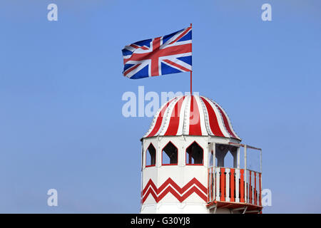 Union Jack-Flagge auf der Oberseite eine Helter Skelter große Rutsche. Surrey England UK Stockfoto