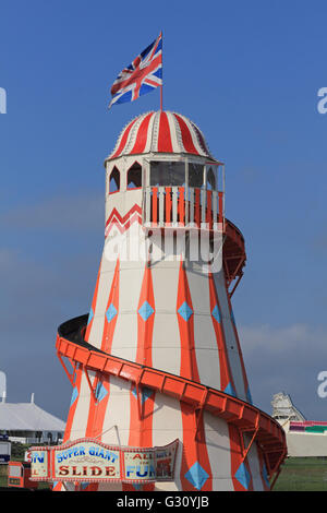 Union Jack-Flagge auf der Oberseite eine Helter Skelter große Rutsche. Surrey England UK Stockfoto