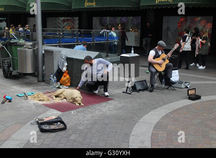 Sand Skulpturen und street artist außerhalb Harrods Knightsbridge Stockfoto