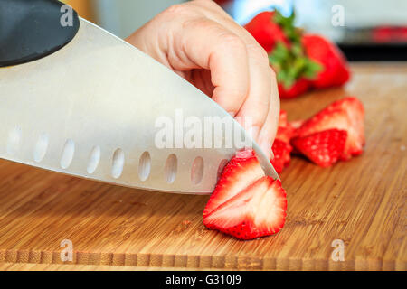 Nahaufnahme Bild von Erdbeeren vorbereitet zum Kochen auf ein Schneidebrett Stockfoto