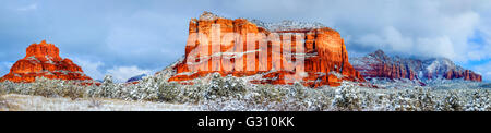 Panoramablick auf Gerichtsgebäude Butte und Bell Rock in Sedona, Arizona nach Schneesturm Stockfoto