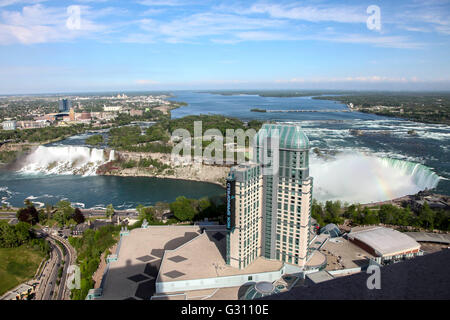 Niagara-Fälle mit einem Blick der Amerikaner und Kanadier aus kanadischen Seite. Stockfoto