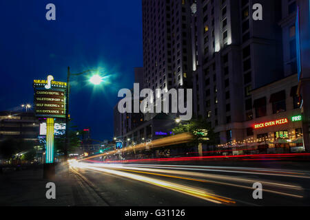 Niagara Falls, Ontario, Kanada. 29. Mai 2016.  Niagarafälle-Abend vom Fallsview Blvd in Niagarafälle am 29. Mai 2016 zu sehen. Stockfoto
