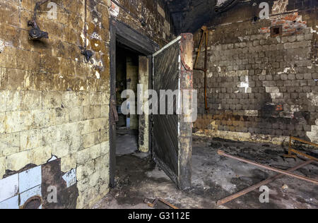 Alte verlassene Weinkeller Tür Stockfoto