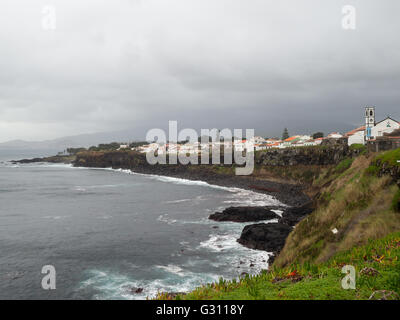 Fanais da Luz Dorf auf den Klippen in Sao Miguel Insel Stockfoto