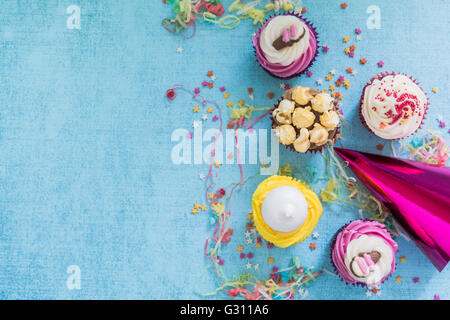 süße Party Cupcakes Grenze Hintergrund, Draufsicht Stockfoto