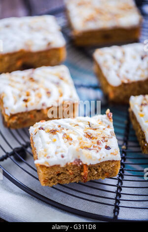 geschnittene Karotte-Kuchen beim Abkühlen Tablett Stockfoto
